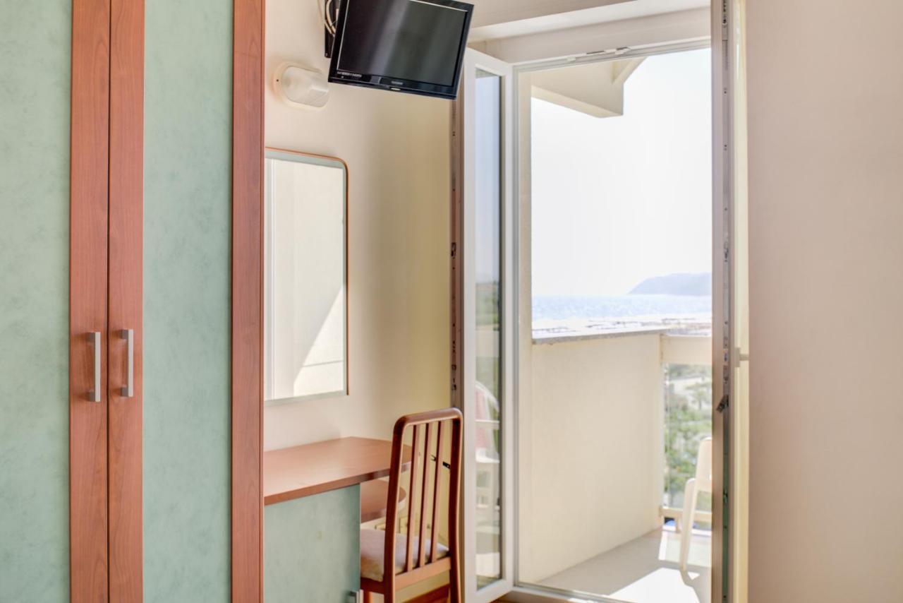 Hotel Astoria Misano Adriatico Kültér fotó